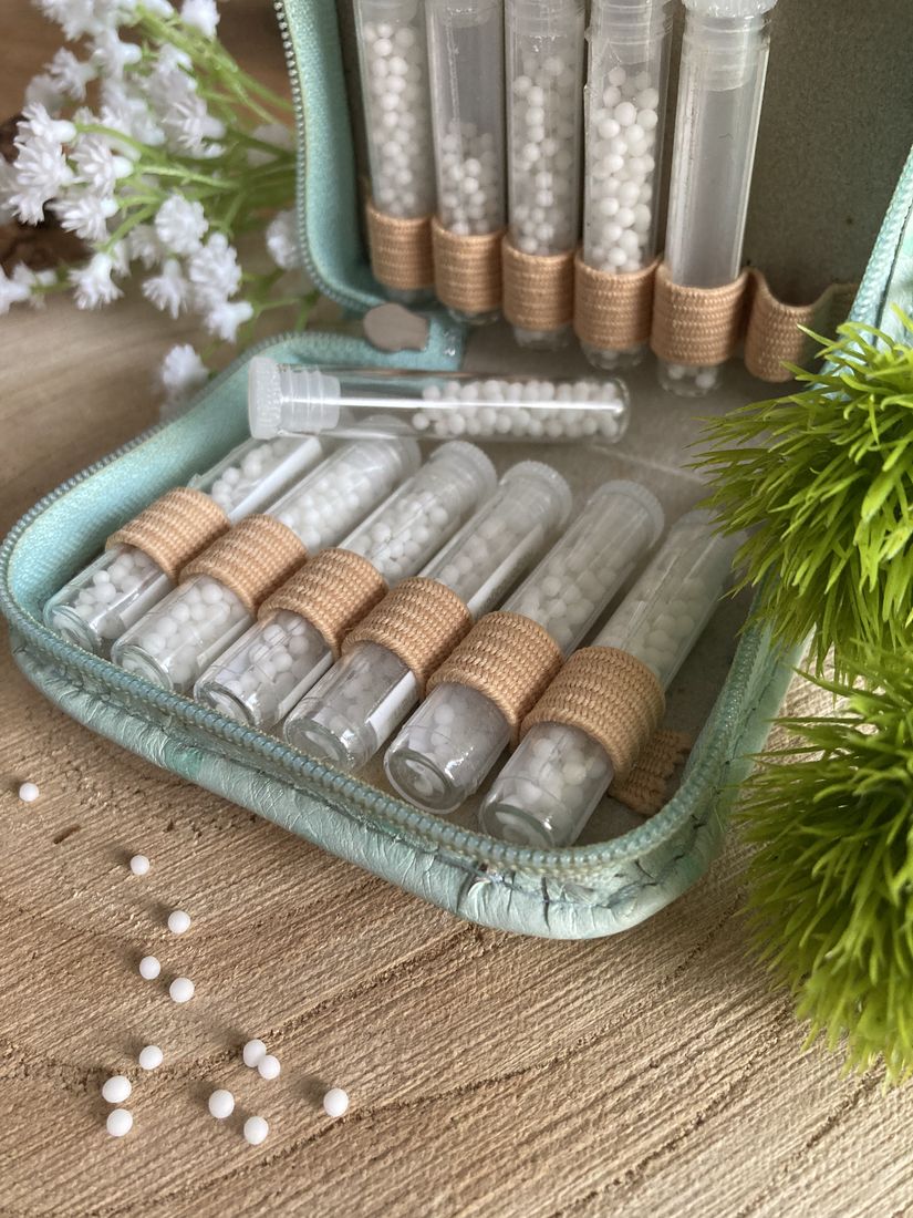 Homöopathische Hausapotheke mit Globuli-Fläschchen in einer Holzbox