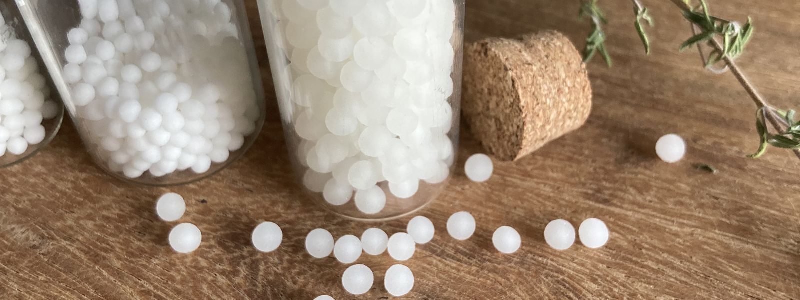 Homöopathische Globuli und Fläschchen