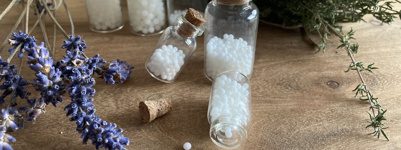 Homöopathische Globuli und Kräuter